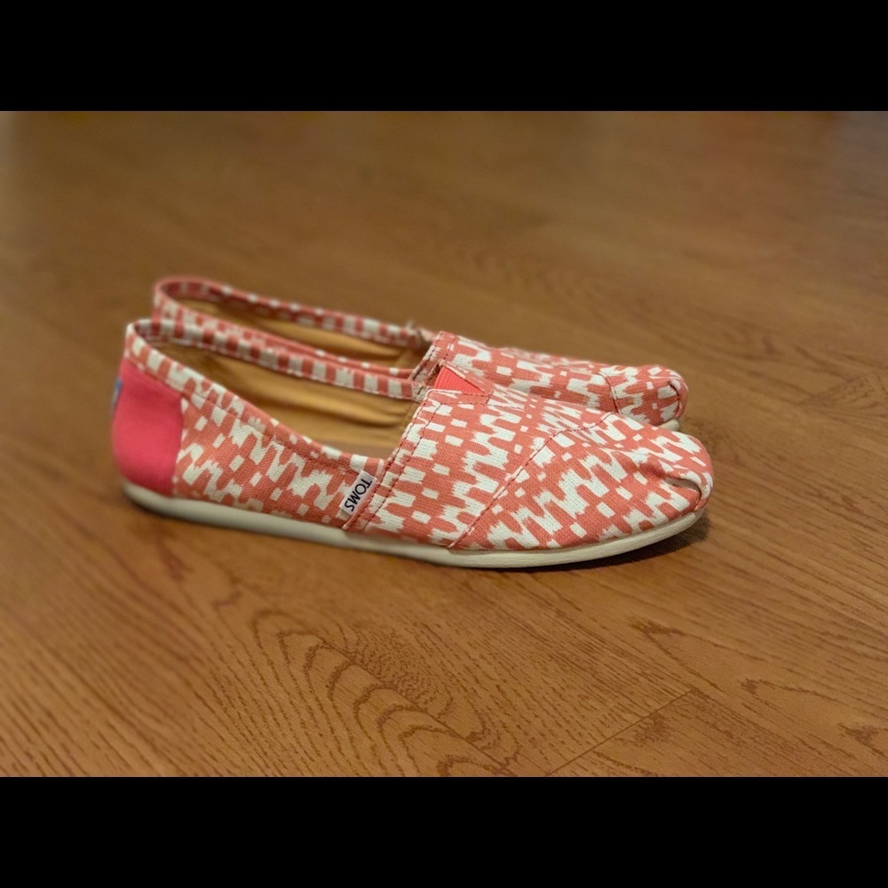 *SOLD* TOMS Women's Pink Patterned Slip-On Shoes 9.5 - Picture 2 of 4